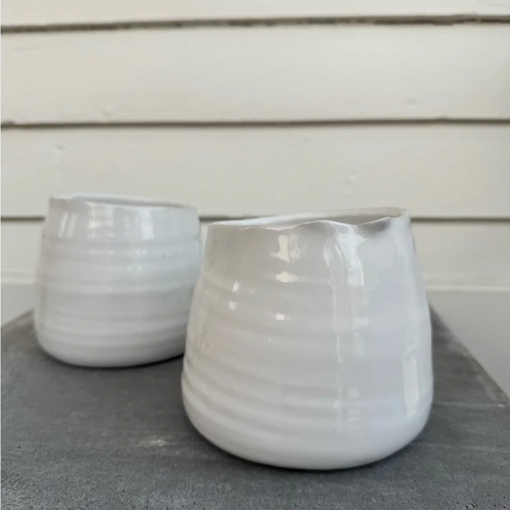 Modern organic White Ceramic Vase - Picture 4 of 8